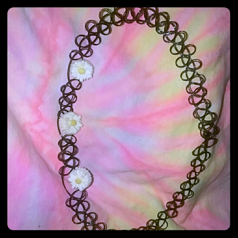 Daisy choker necklace